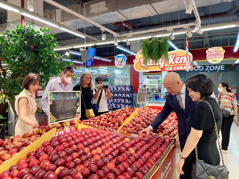 Ông Joe Nelson và bà Nguyễn Thị Phương tham quan gian hàng trái cây New Zealand