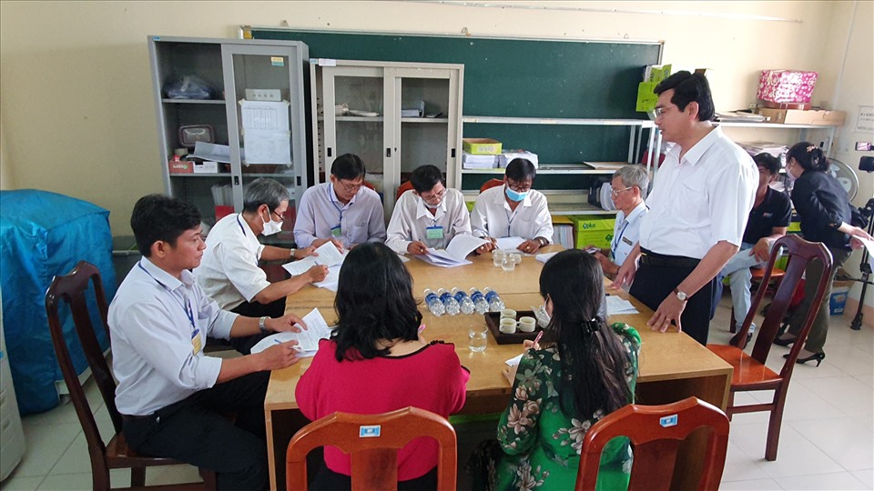 Ông Trần Thanh Bình, Giám đốc Sở Giáo dục và Đào tạo TP Cần Thơ, kiểm tra việc chuẩn bị thi tuyển sinh lớp 10 tại Trường THPT Nguyễn Việt Hồng. (Ảnh: Bích Ngọc)