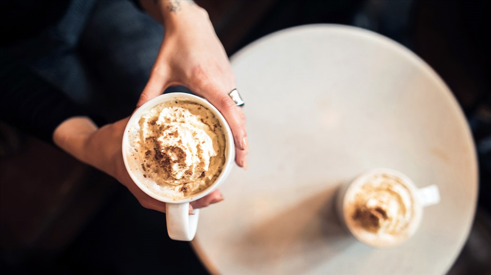 Cà phê và bột quế là thức uống lạ miệng nhưng lại giúp cải thiện tim mạch của bạn (Theo heathline)