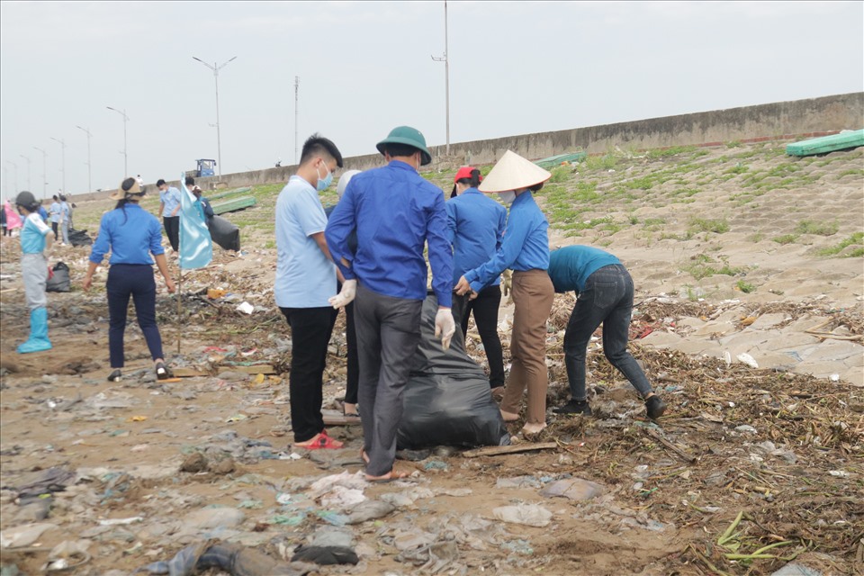 Đoàn Thanh niên xã Giao Hải tham gia vệ sinh môi trường biển.