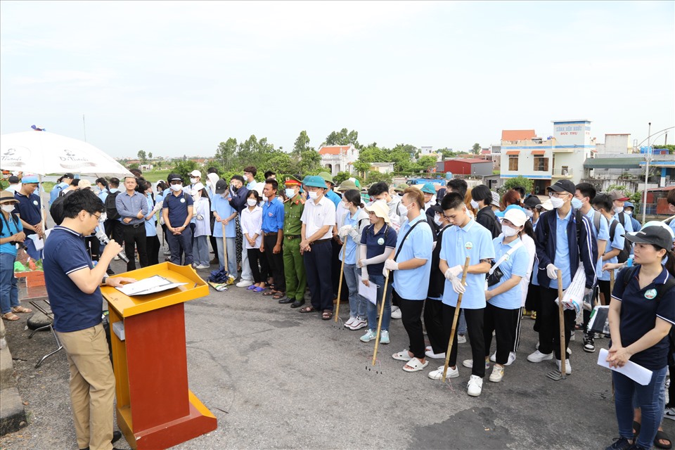 Hơn 200 sinh viên khoa Địa chất, Trường Đại học Khoa học tự nhiên, Đại học Quốc gia Hà Nội đã có mặt tại bãi biển xã Giao Hải (Giao Thủy, Nam Định) từ sáng sớm, tham gia các hoạt động trong khuôn khổ