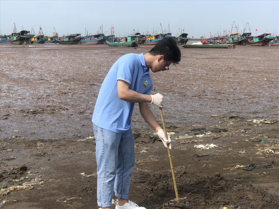 Bất chấp cái nóng bức, oi ả, sinh viên khoa Địa chất, Trường Đại học Khoa học Tự nhiên tích cực dọn rác, làm sạch bãi biển xã Giao Hải (Giao Thủy, Nam Định)