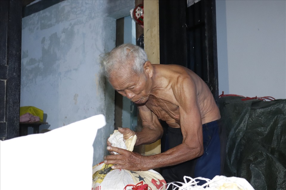 Ông của Long, năm nay đã 97 tuổi nhưng vẫn làm việc, phụ giúp con cháu. Ảnh: Đức Tuấn