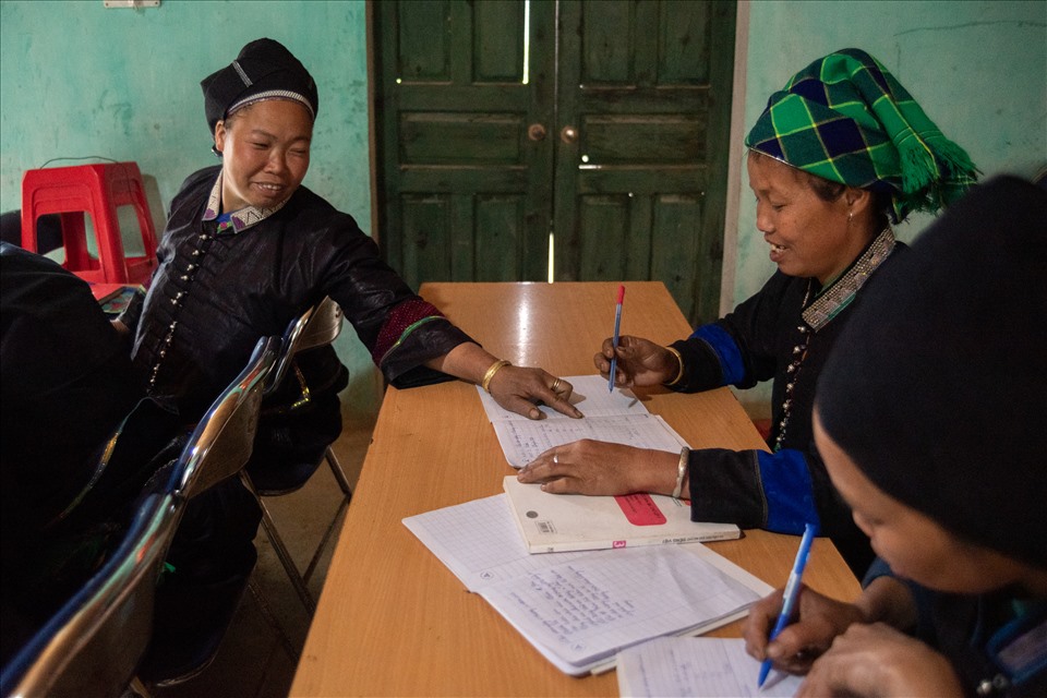 Đến giờ học môn toán ai cũng “vò đầu bứt tai” tính toán những con số, chị nào hiểu hơn sẽ giải thích cho chị nào còn chưa hiểu hoặc thầy giáo sẽ qua từng bàn hỗ trợ. Ảnh: Khánh Linh