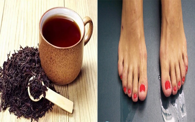 Sử dụng trà đen: Trong trà đen có axit tannic giúp ngăn mồ hôi và se nhỏ lỗ chân lông. Nhờ vậy, nó giúp tuyến mồ hôi hoạt động ít hơn và chân bạn sẽ khô ráo. Làm ẩm các túi trà đen rồi đặt xuống lòng bàn chân vài phút mỗi ngày. Ngoài ra bạn cũng có thể pha trà với nước nóng rồi dùng nước trà ngâm chân trong 30 phút.