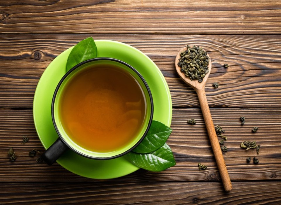 Uống trà xanh có thể làm giảm nguy cơ sa sút trí tuệ, bệnh Alzheimer và suy giảm nhận thức. Ảnh: Eatthis