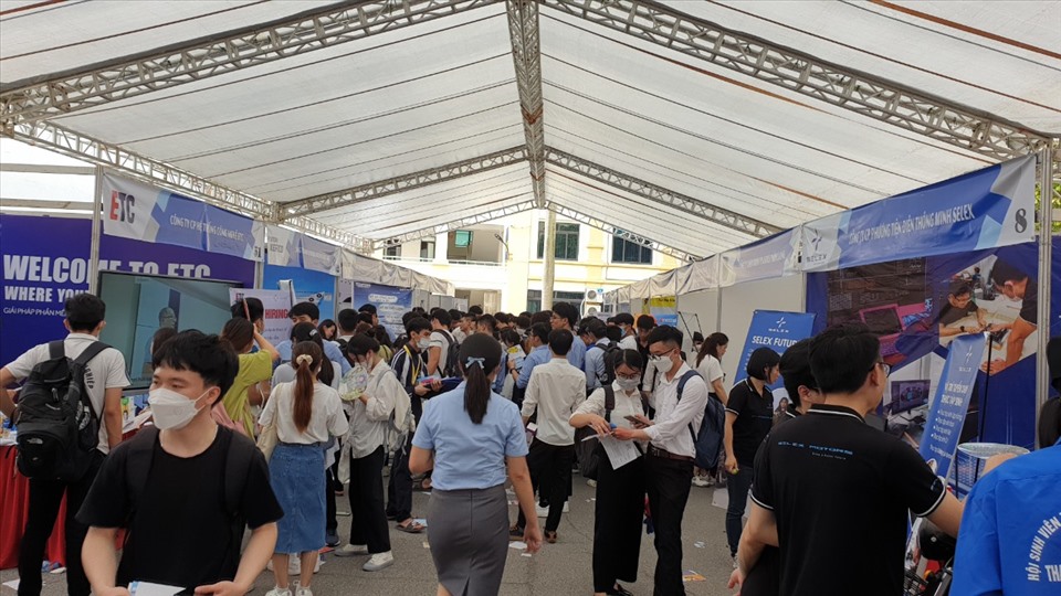 Hàng nghìn sinh viên có mặt tại Đại học Công nghiệp Hà Nội sáng 4.6 để tìm kiếm cơ hội việc làm. Ảnh: PV.