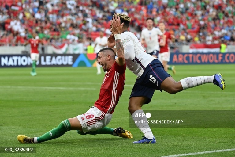 Pha phạm lỗi của Reece James dẫn đến bàn thua duy nhất từ chấm 11m của đội tuyển Anh trong chuyến làm khách tới Hungary. Ảnh: AFP