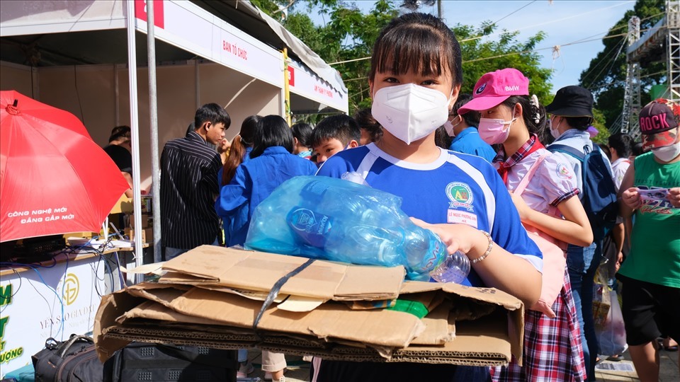 Chương trình đổi rác lấy quà được các em học sinh hào hứng và phấn khởi tham gia.