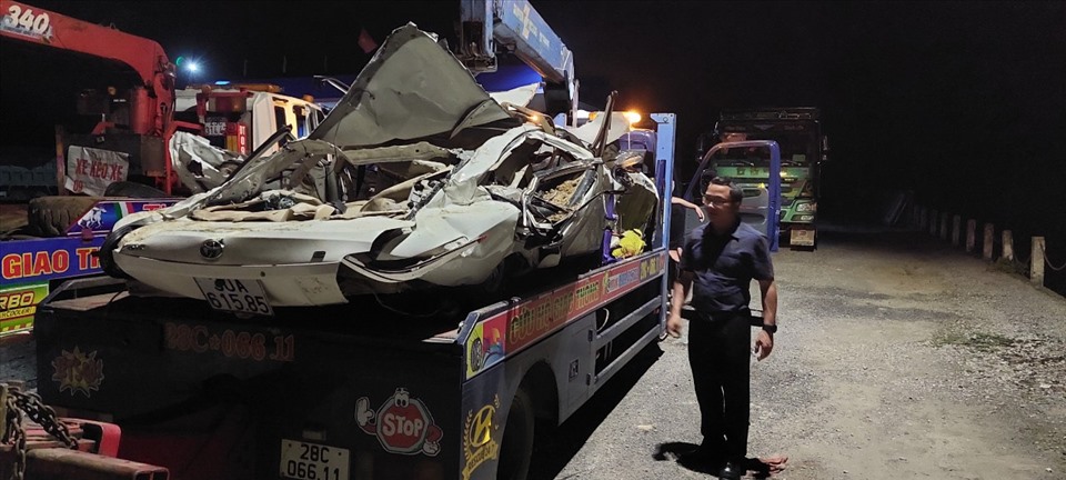 Chiếc xe ô tô con bị đè bẹp sau vụ tai nạn thảm khốc ở Hoà Bình