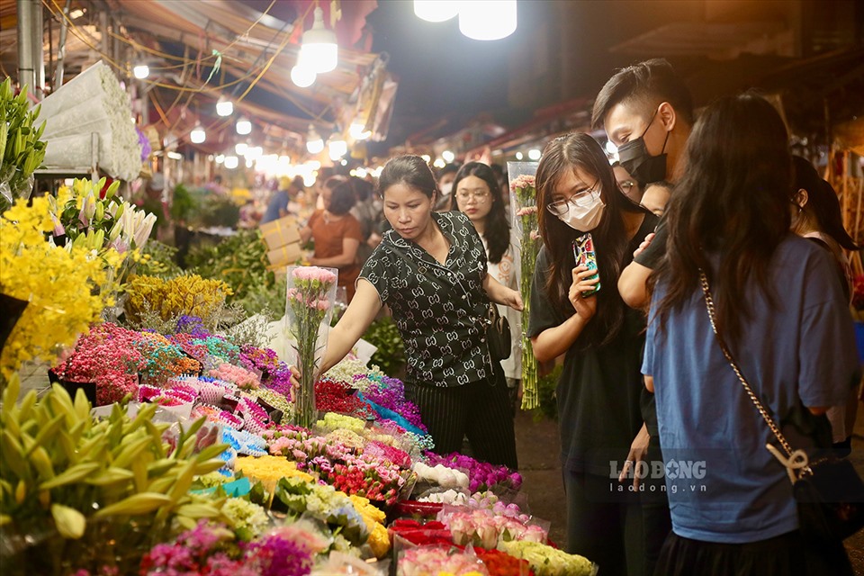 Khu chợ trên đê Nghi Tàm (quận Tây Hồ) đêm nào cũng tấp nập kẻ bán, người mua. Chợ hoa thường họp từ 23h đến rạng sáng.