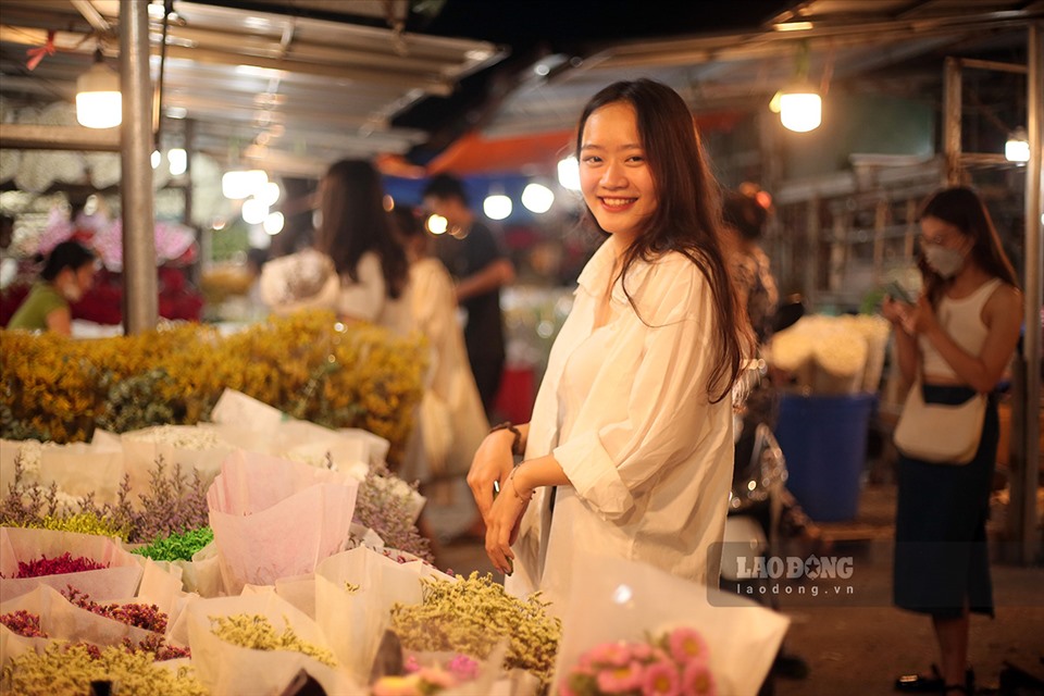 Rất nhiều các bạn trẻ yêu cái đẹp không ngần ngại đêm muộn vẫn đến chợ để mang về cho mình những bó hoa tươi thắm.