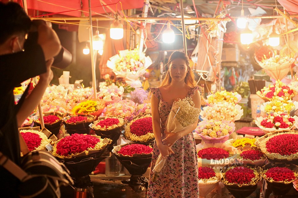 Chợ hoa Quảng Bá khi vào vụ gần như là địa điểm vừa kích cầu dịch vụ mua bán, vừa là điểm đến lý thú cho các bạn yêu nhiếp ảnh làm dịch vụ.