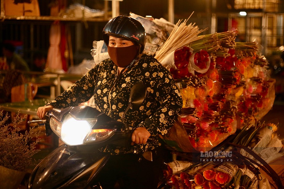 2h sáng mỗi ngày, thương nhân tại chợ hoa lớn nhất Hà Nội vẫn miệt mài với những chuyến xe hoa đầy ắp sắc màu.