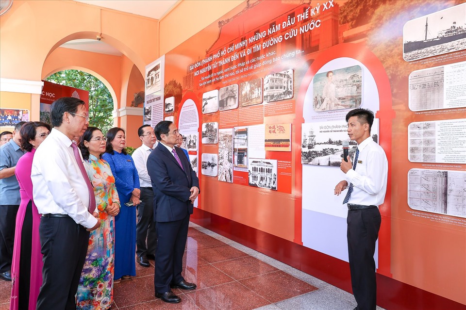 Thủ tướng Phạm Minh Chính tham quan trưng bày ảnh về Chủ tịch Hồ Chí Minh tại di tích bến Nhà Rồng.  Ảnh: VGP/Nhật Bắc