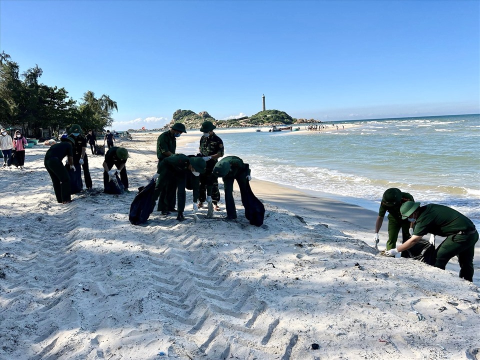 Các chiến sĩ biên phòng cùng các đoàn viên thanh niên nhặt rác làm sạch bãi biển Kê Gà. Ảnh: CTV