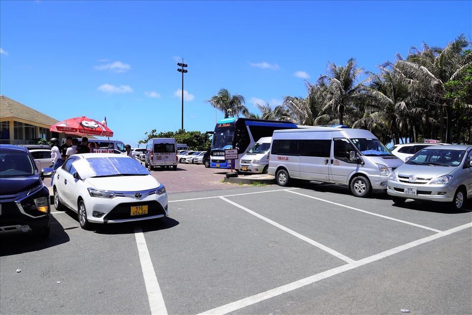 Sau khi được nhắc nhở, nhiều phương tiện đã vào những bãi đậu xe do địa phương bố trí dọc tuyến đường ven biển.
