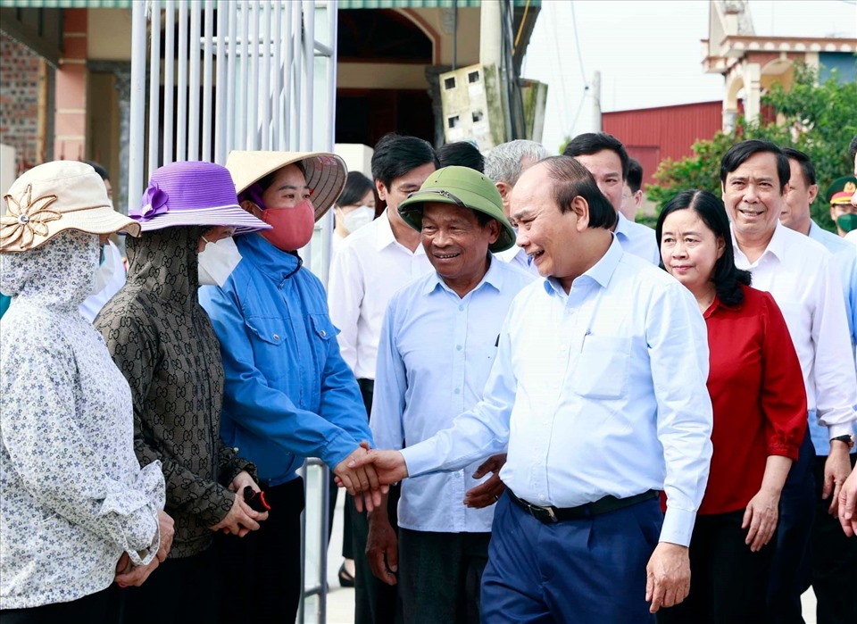 Chủ tịch nước Nguyễn Xuân Phúc thăm hỏi các hội viên Hợp tác xã Tân Minh Đức.