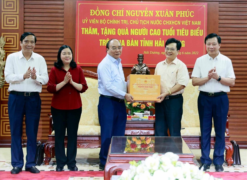 Chủ tịch nước Nguyễn Xuân Phúc tại đến thăm, tặng quà người cao tuổi tiêu biểu tỉnh Hải Dương. Ảnh: TTXVN