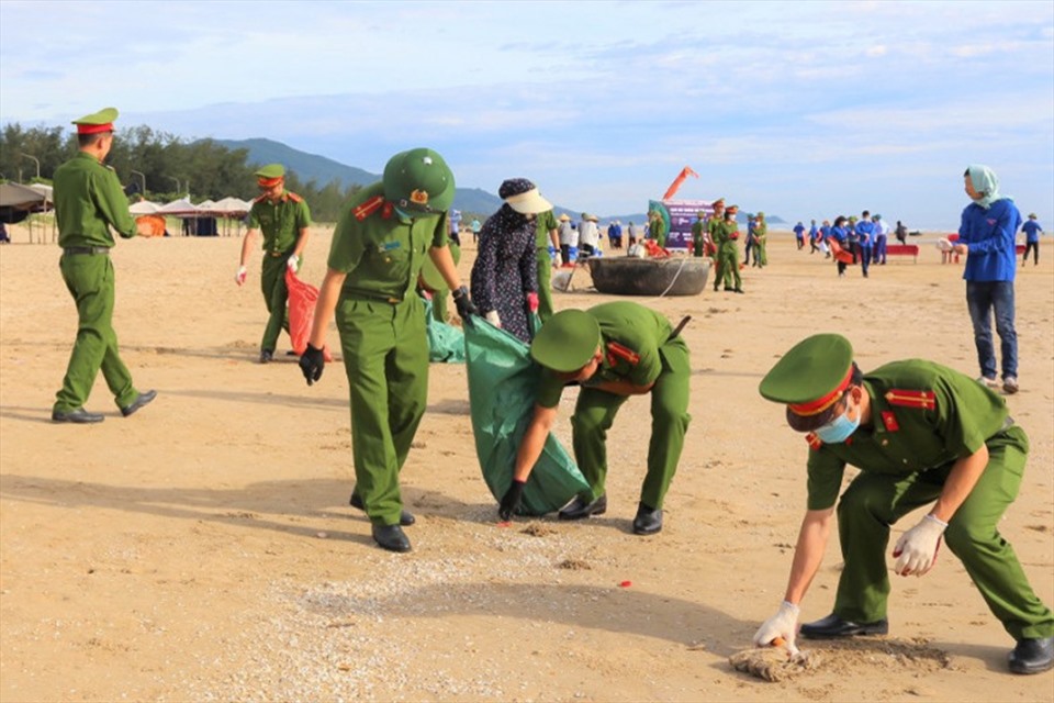 Các chiến sỹ Công an Hà Tĩnh cùng đoàn viên Thanh niên xã Thạch Hải nhặt rác làm sạch biển. Ảnh: CA.