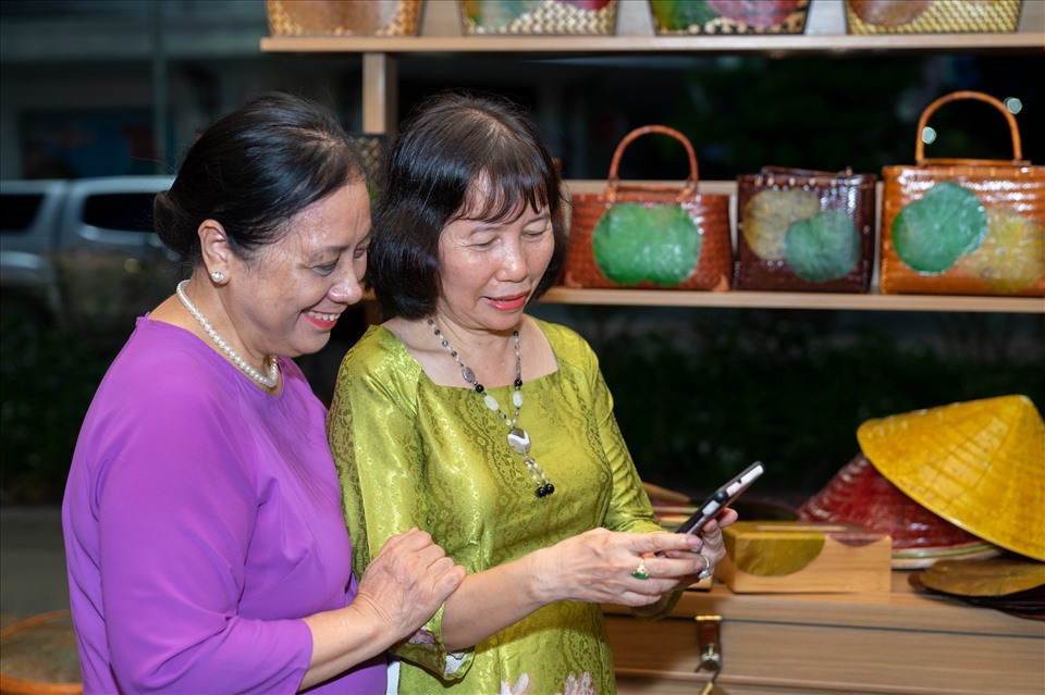 Du khách hào hứng thưởng lãm tại ngày hội sen Huế.