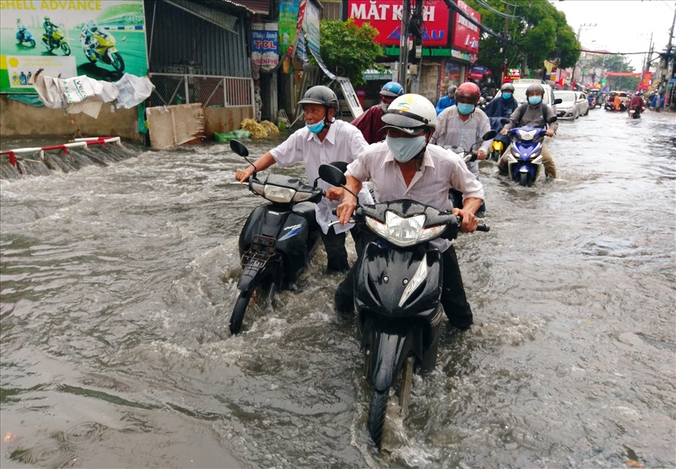 Cơn mưa lớn kéo dài gần một tiếng gây ngập sâu 30-50 cm trên đường Tô Ngọc Vân, TP.Thủ Đức. Ảnh: Minh Quân