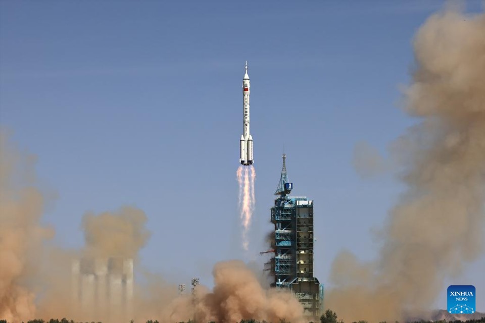 A few pictures of China launching a spacecraft to bring 3 astronauts from the Shenzhou 14 mission to the Tiangong space station.  Photo: Xinhua News Agency