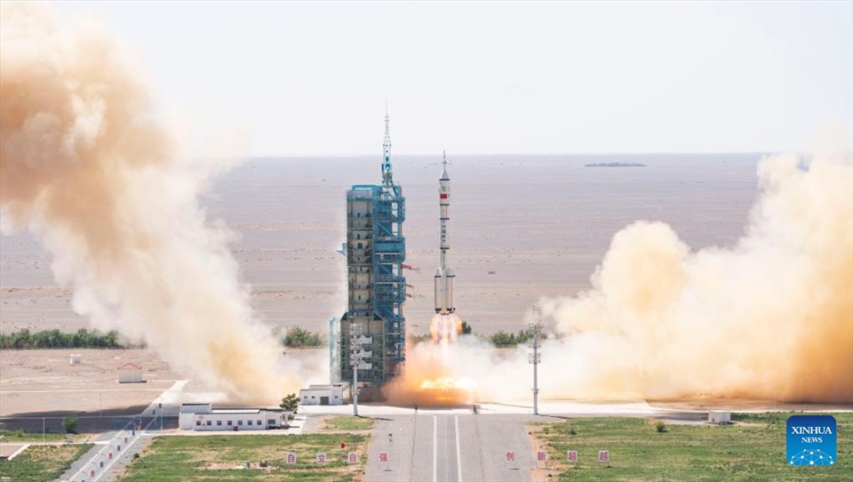 A few pictures of China launching a spacecraft to bring 3 astronauts from the Shenzhou 14 mission to the Tiangong space station.  Photo: Xinhua News Agency