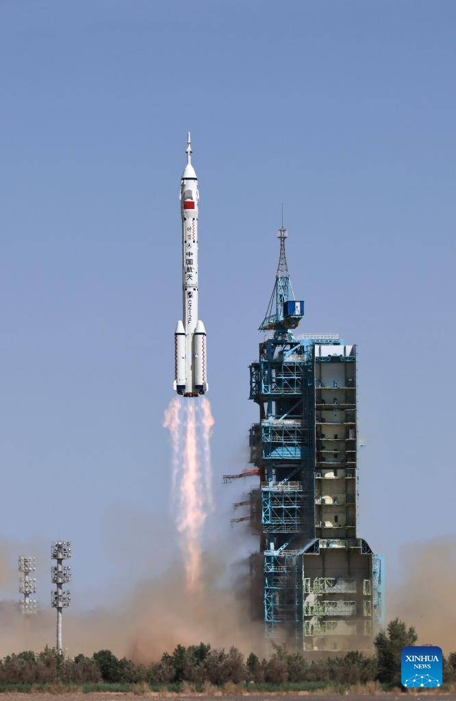 A few images of China launching a spacecraft to bring 3 astronauts from the Shenzhou 14 mission to the Tiangong space station.  Photo: Xinhua News Agency