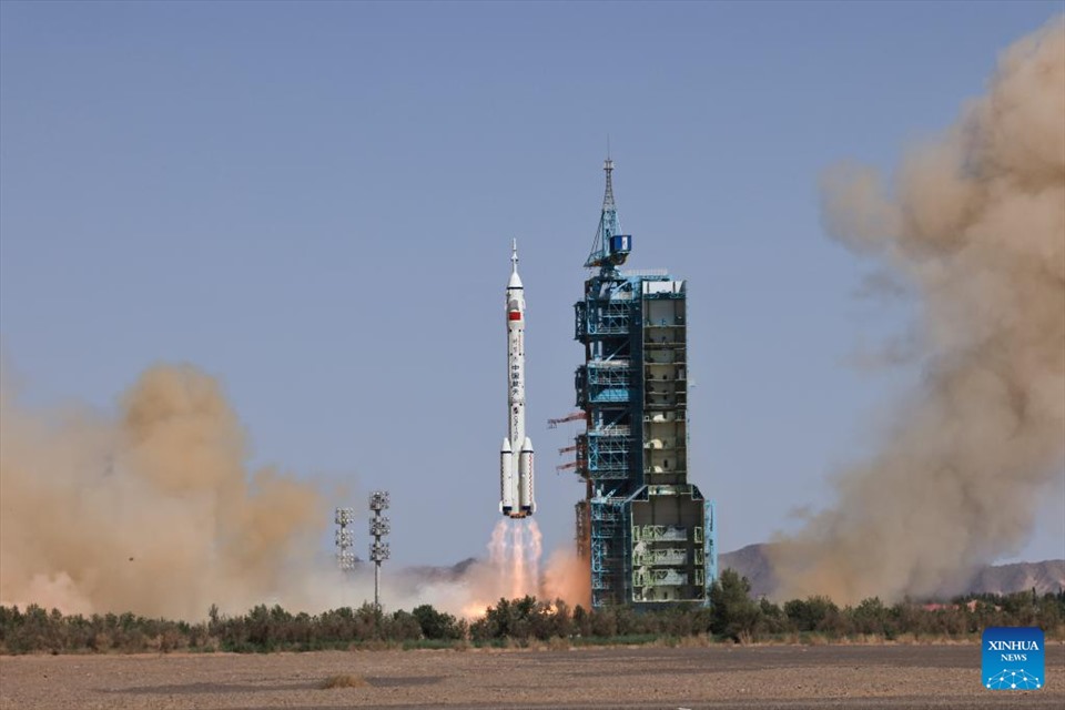 A few pictures of China launching a spacecraft to bring 3 astronauts from the Shenzhou 14 mission to the Tiangong space station.  Photo: Xinhua News Agency