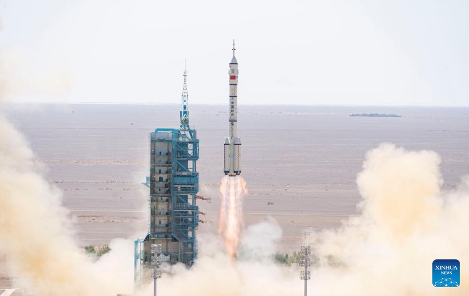 A few images of China launching a spacecraft to bring 3 astronauts from the Shenzhou 14 mission to the Tiangong space station.  Photo: Xinhua News Agency