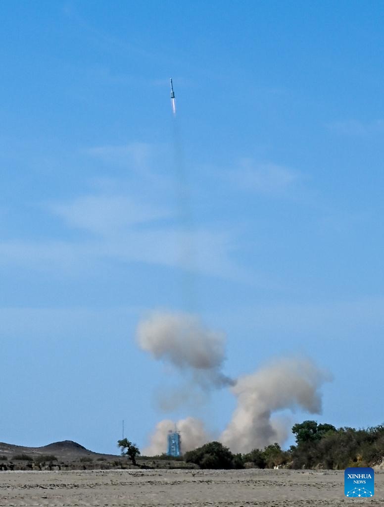 A few pictures of China launching a spacecraft to bring 3 astronauts from the Shenzhou 14 mission to the Tiangong space station.  Photo: Xinhua News Agency