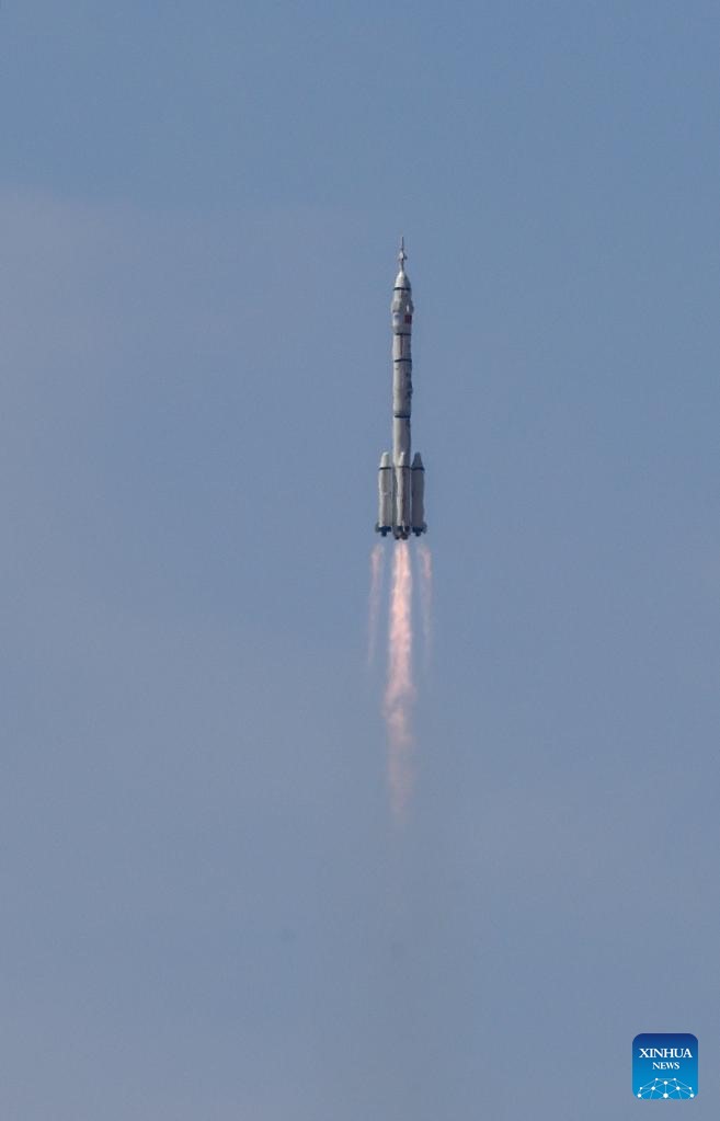 A few pictures of China launching a spacecraft to bring 3 astronauts from the Shenzhou 14 mission to the Tiangong space station.  Photo: Xinhua News Agency