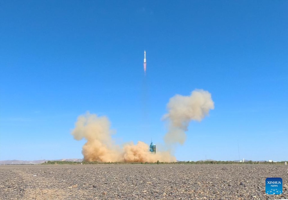 A few images of China launching a spacecraft to bring 3 astronauts from the Shenzhou 14 mission to the Tiangong space station.  Photo: Xinhua News Agency