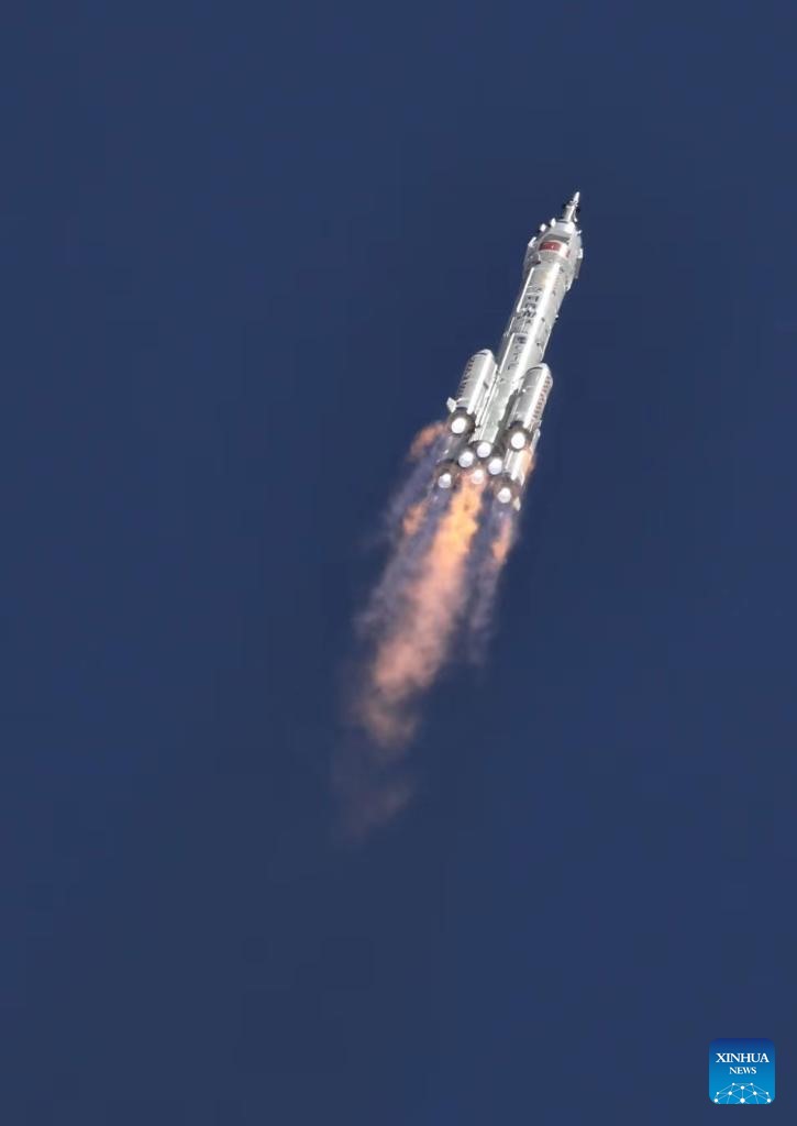 A few pictures of China launching a spacecraft to bring 3 astronauts from the Shenzhou 14 mission to the Tiangong space station.  Photo: Xinhua News Agency