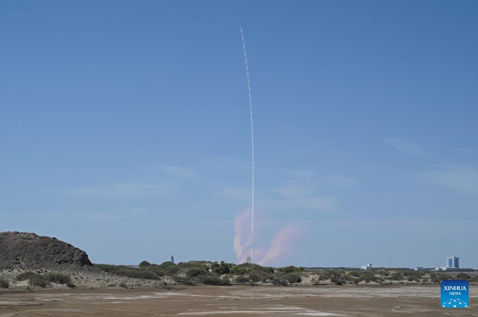 A few pictures of China launching a spacecraft to bring 3 astronauts from the Shenzhou 14 mission to the Tiangong space station.  Photo: Xinhua News Agency