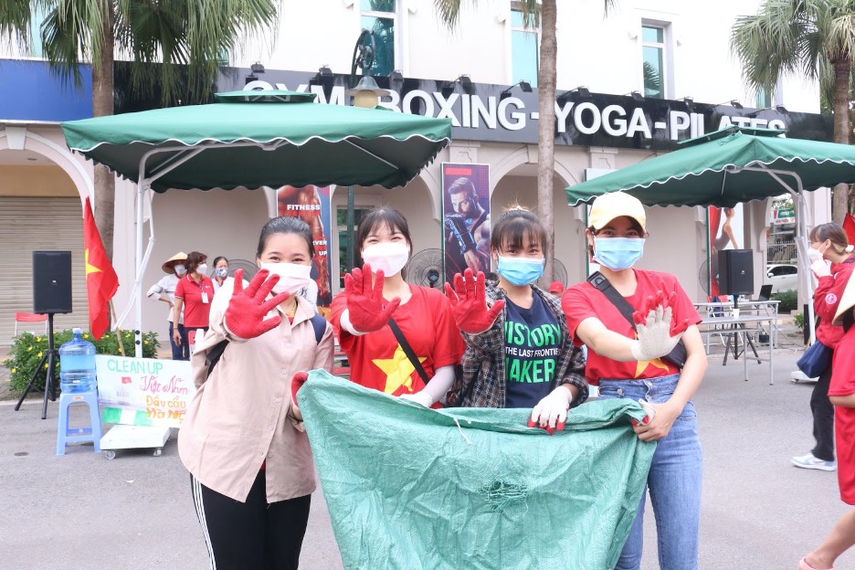 Trong sáng ngày 5.6, “binh đoàn” áo xanh và áo đỏ sẽ tiến hành nhặt rác tại tuyến đường Nguyễn Hoàng Tôn, phường Xuân Tảo, quận Bắc Từ Liêm, thành phố Hà Nội.