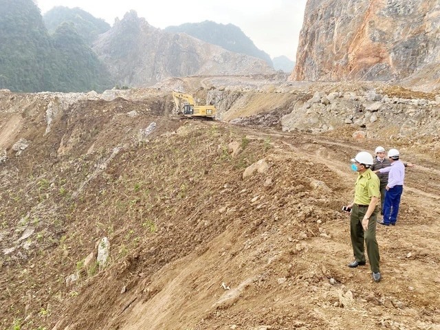 Lực lượng chức năng kiểm tra, lập biên bản xử lý đối với Công ty TNHH Duyên Hà vì khai thác đá làm vùi lấp hơn 32.000m2 rừng phòng hộ. Ảnh: NT