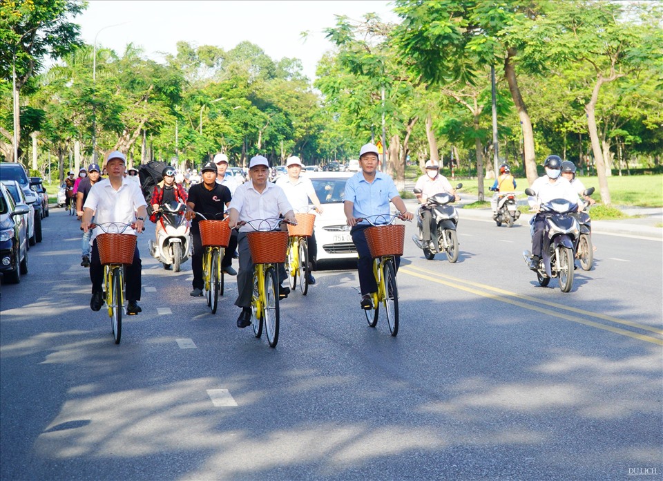 Các đại biểu trải nghiệm hệ thống xe đạp chia sẻ công cộng -