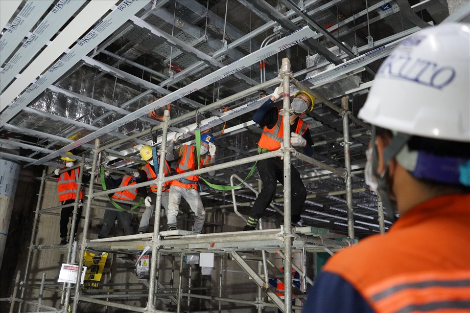 Cùng với việc thi công giếng trời, ga ngầm Bến Thành đang có khoảng 364 công nhân gấp rút thi công hoàn thiện kiến trúc, hệ thống cơ điện, tái lập mặt bằng.