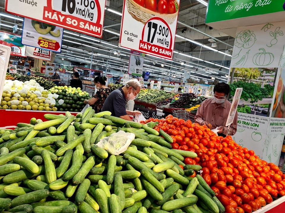 Lượng rau tại các siêu thị nhiều hơn, giá cũng “mềm” hơn rau bán lẻ tại chợ. Ảnh: Vũ Long