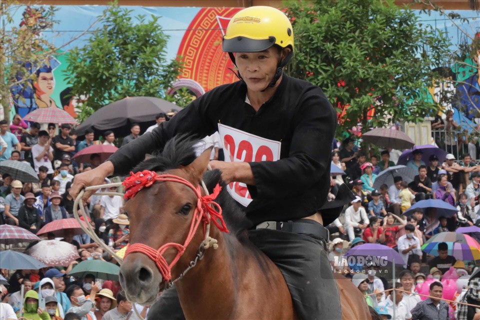 Chị Hoàng Mai Anh (31 tuổi, du khách đến từ Hà Nội) chia sẻ: “Lần đầu tiên tôi ghé thăm Bắc Hà và cũng lần đầu tôi được chứng kiến cuộc đua ngựa mà hấp dẫn như thế này. Trong tuần tới, tôi và gia đình sẽ thu xếp lên đây để được xem trận chung kết