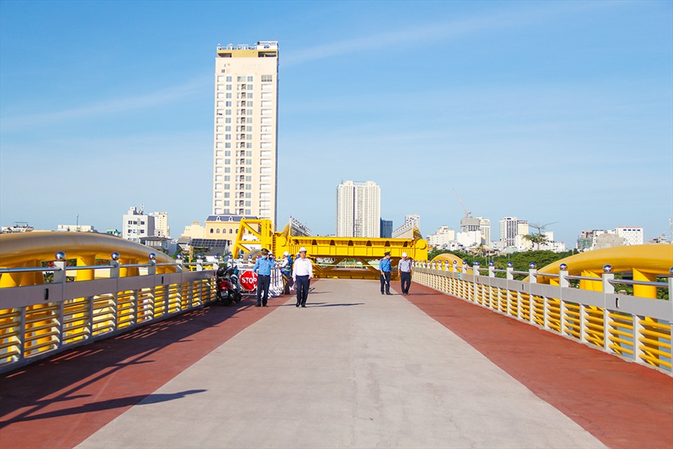 Lãnh đạo Sở Giao thông vận tải thành phố chỉ đạo, kiểm tra việc nâng nhịp cầu Nguyễn Văn Trỗi. - Ảnh: Mai Quang