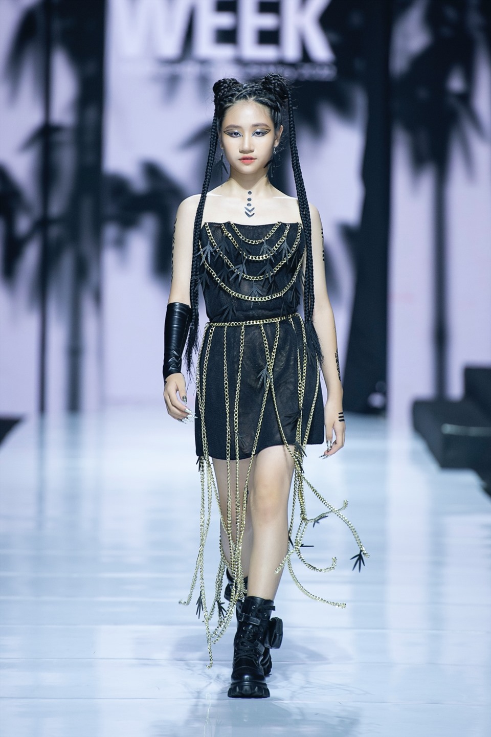 Đặng Minh Anh là một trong những gương mặt mẫu quen thuộc của làng thời trang Việt khi từng “chinh chiến” nhiều sàn runway lớn nhỏ trong nước và ngoài nước như: Malaysia Fashion Week 2018, Tuần lễ thời trang trẻ em quốc tế Việt Nam 2019, Tuần lễ thời trang quốc tế Việt Nam Xuân Hè 2022… Ảnh: NVCC.