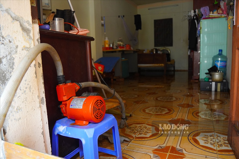 Tấm chắn tạm bợ, máy bơm được sử dụng hạn chế tình trạng nước ngập vào nhà.