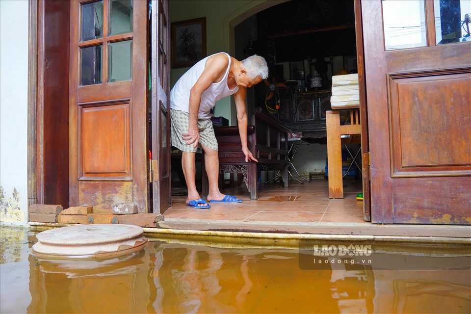 Gia đình ông (ngõ 139 Âu Cơ, Tứ Liên, Tây Hồ) cho biết, lượng nước ngập vào trong nhà lên đến 30 cm, đồ đạc đều phải kê cao để tránh hư hại, ẩm mốc.