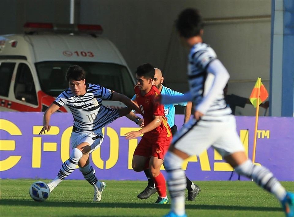 Hàng thủ U23 Việt Nam thi đấu quả cảm để giữ vững mảnh lưới. Ảnh: Trung Thu