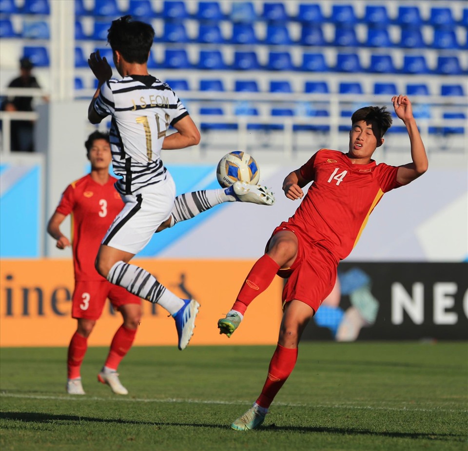 Hàng thủ U23 Việt Nam thi đấu quả cảm để giữ vững mảnh lưới. Ảnh: Trung Thu