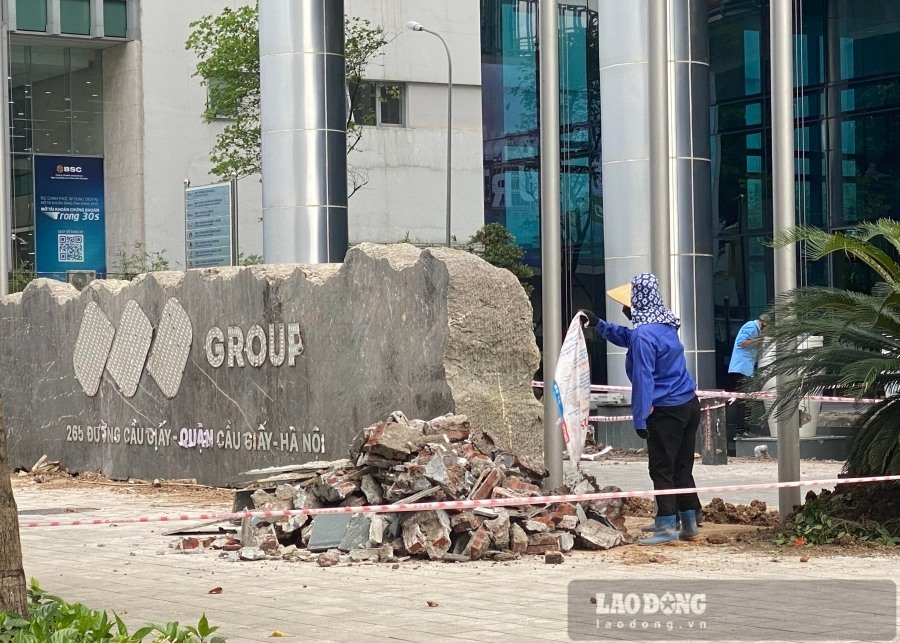 Biển tên gắn chữ “FLC Group” đã bị đục sau khi toà nhà FLC Twin Tower chính thức chuyển sang “chủ mới” là ngân hàng OCB. Ảnh L.Hương