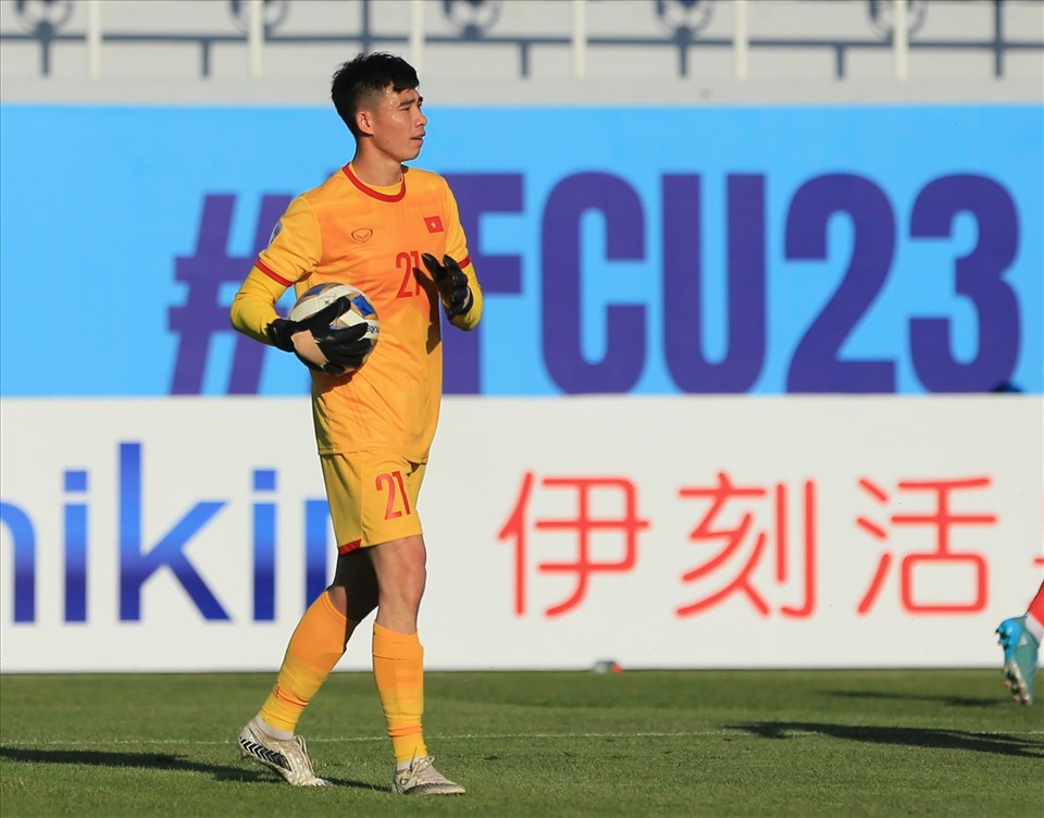 Tuy nhiên, trong ngày thủ thành Văn Chuẩn và hàng thủ thi đấu chắc chắn, U23 Hàn Quốc hoàn toàn bất lực trong việc tìm bàn thắng sau 45 phút đầu tiên của hiệp 1.